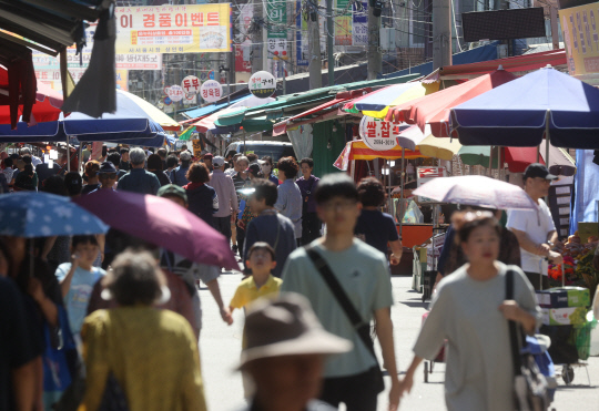 추석을 닷새 앞둔 24일 서울 시내의 한 전통시장에서 시민들이 장을 보고 있다. <연합뉴스>